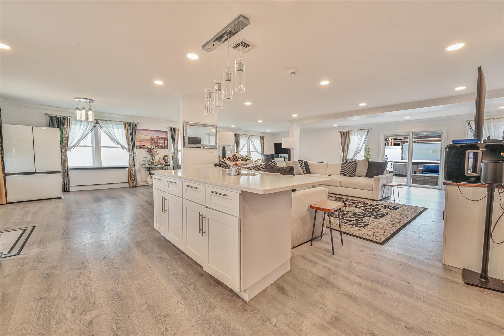 86 S Cabot Lane, Westbury, NY 11590