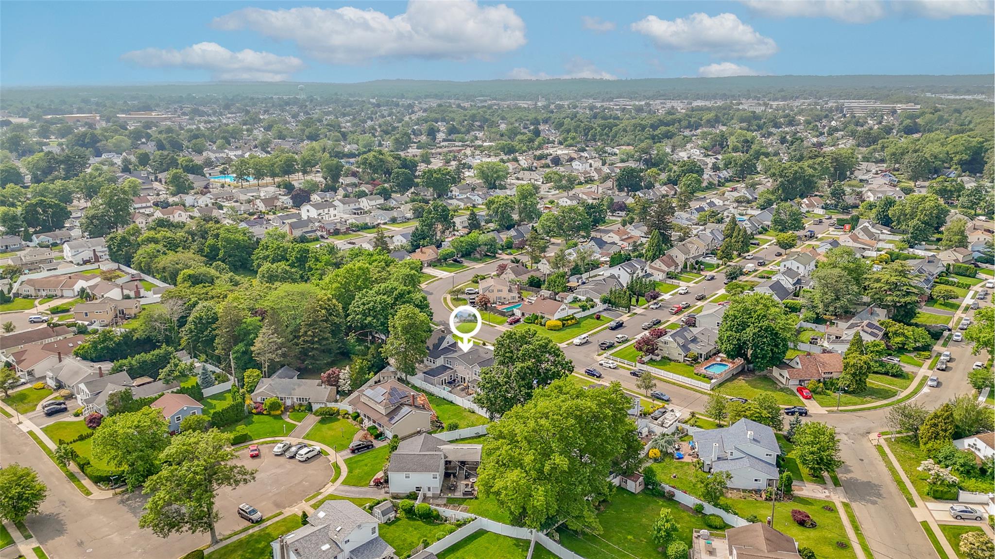 86 S Cabot Lane, Westbury, NY 11590