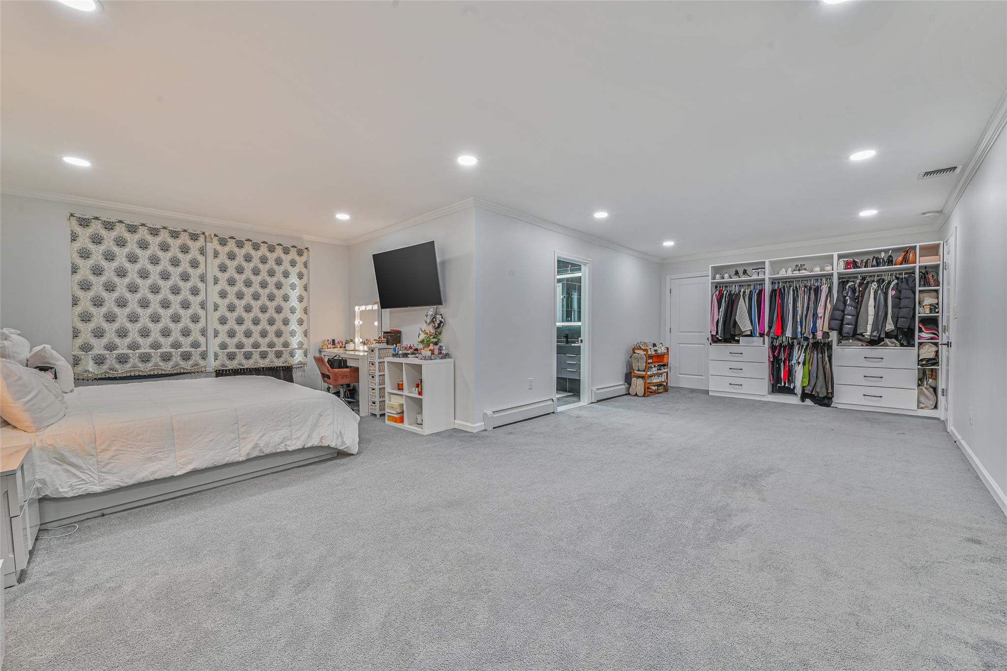 86 S Cabot Lane, Westbury, NY 11590