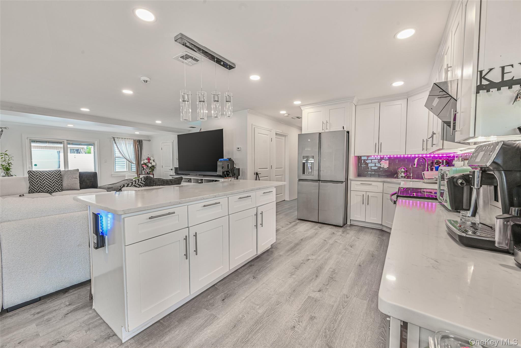 86 S Cabot Lane, Westbury, NY 11590