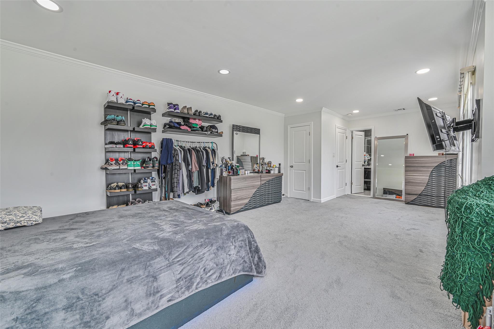 86 S Cabot Lane, Westbury, NY 11590