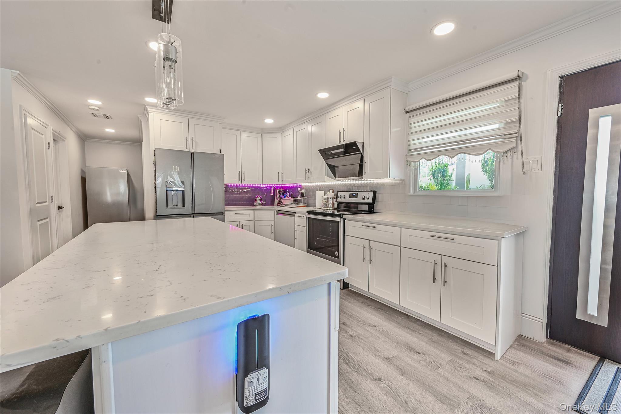 86 S Cabot Lane, Westbury, NY 11590