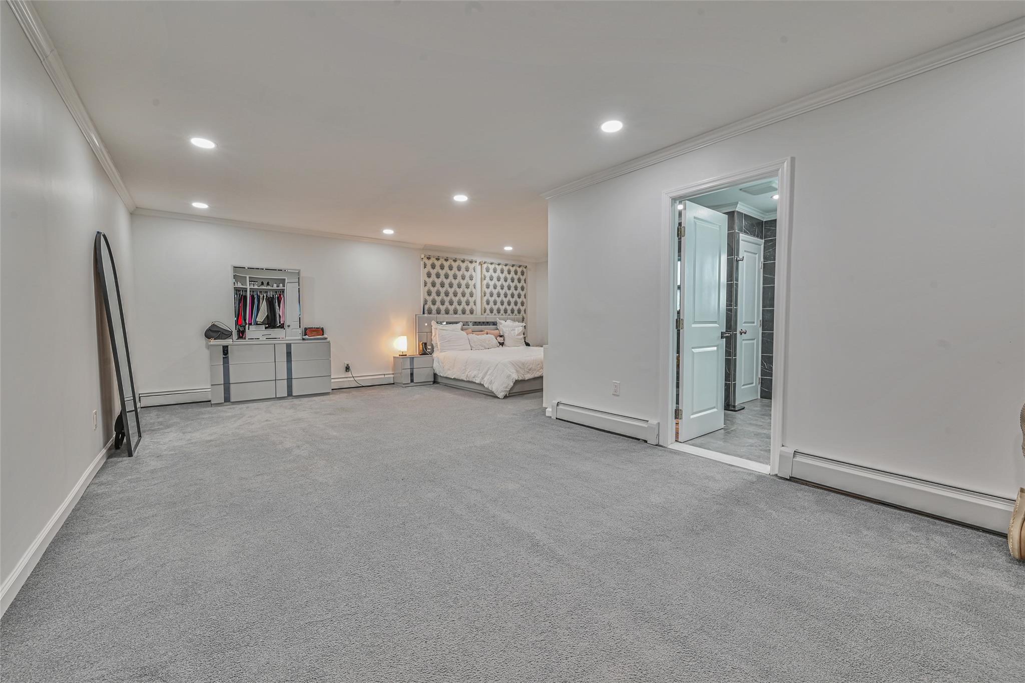 86 S Cabot Lane, Westbury, NY 11590