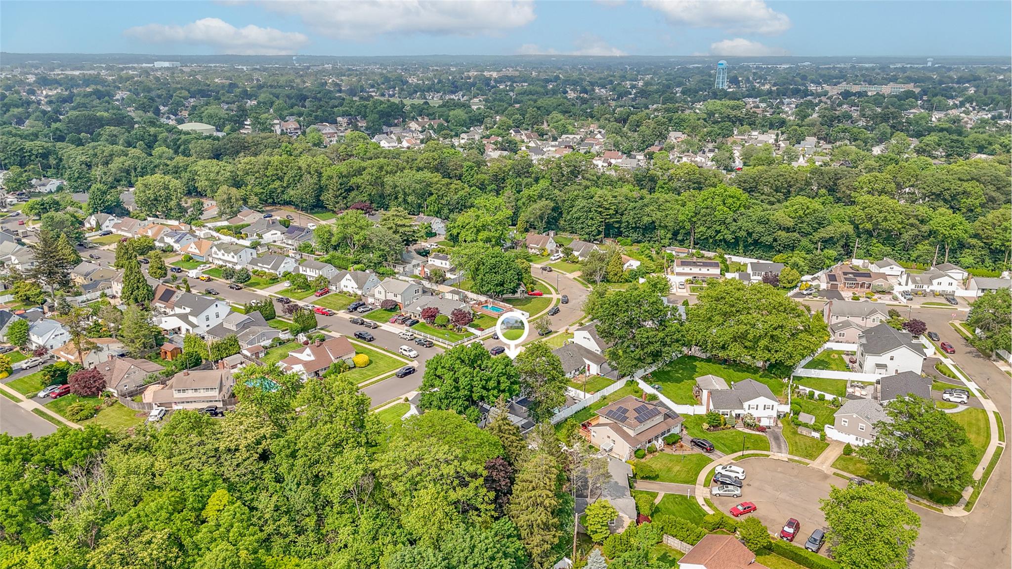 86 S Cabot Lane, Westbury, NY 11590