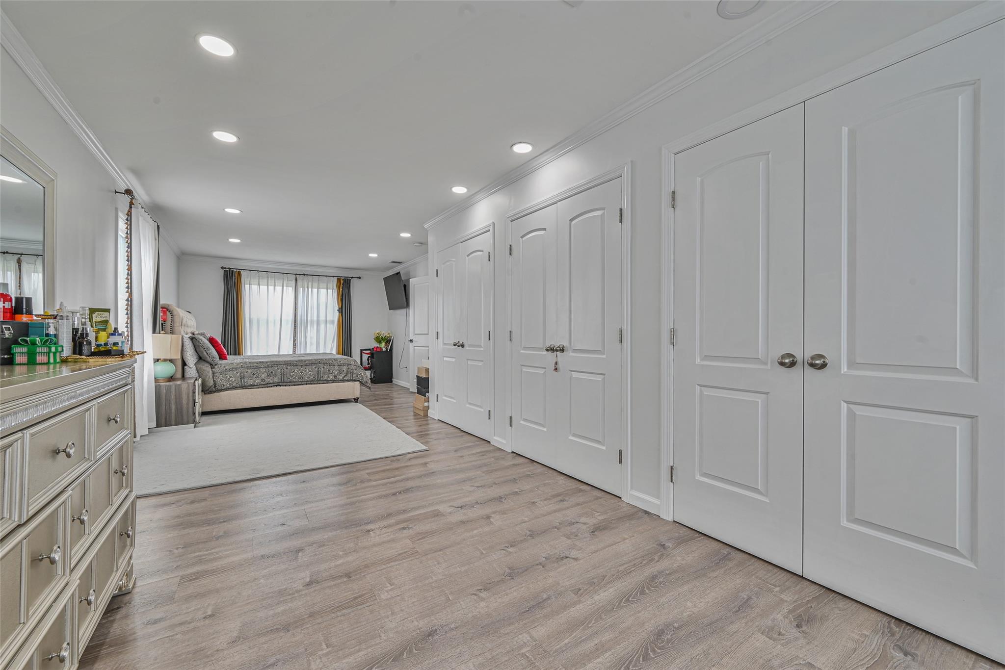 86 S Cabot Lane, Westbury, NY 11590