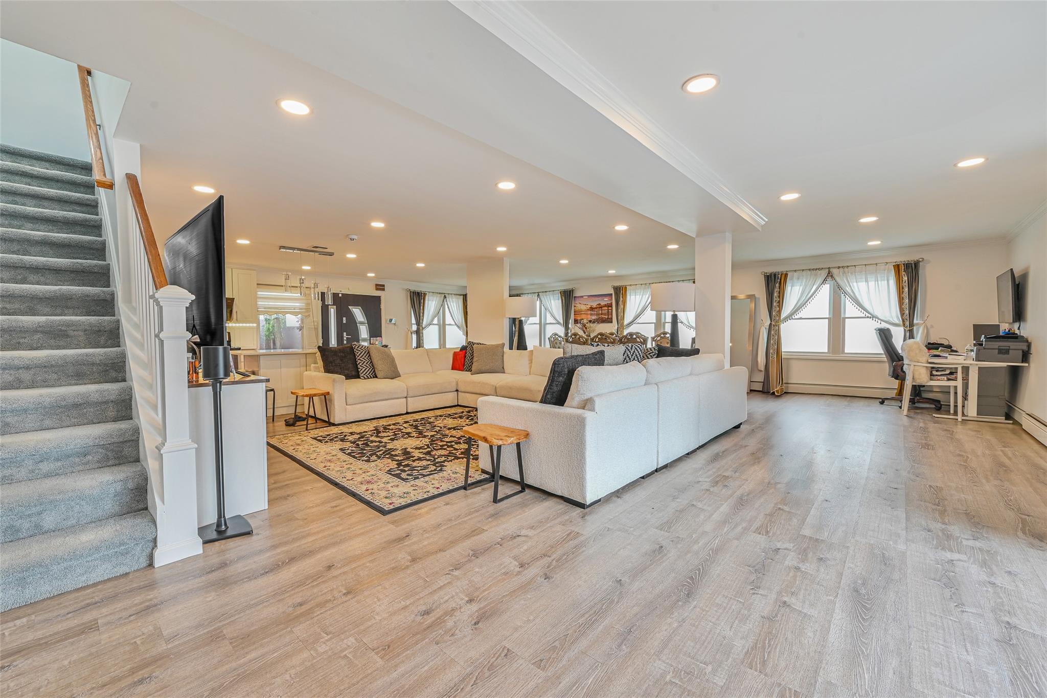 86 S Cabot Lane, Westbury, NY 11590