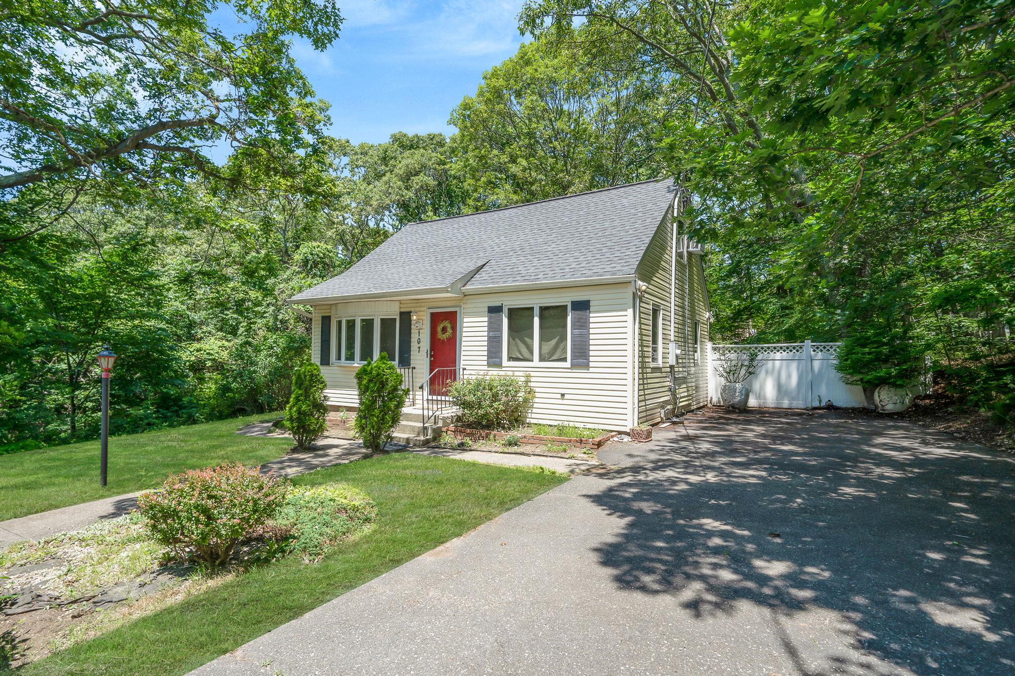 107 Cedar Lane, Medford, NY 11763