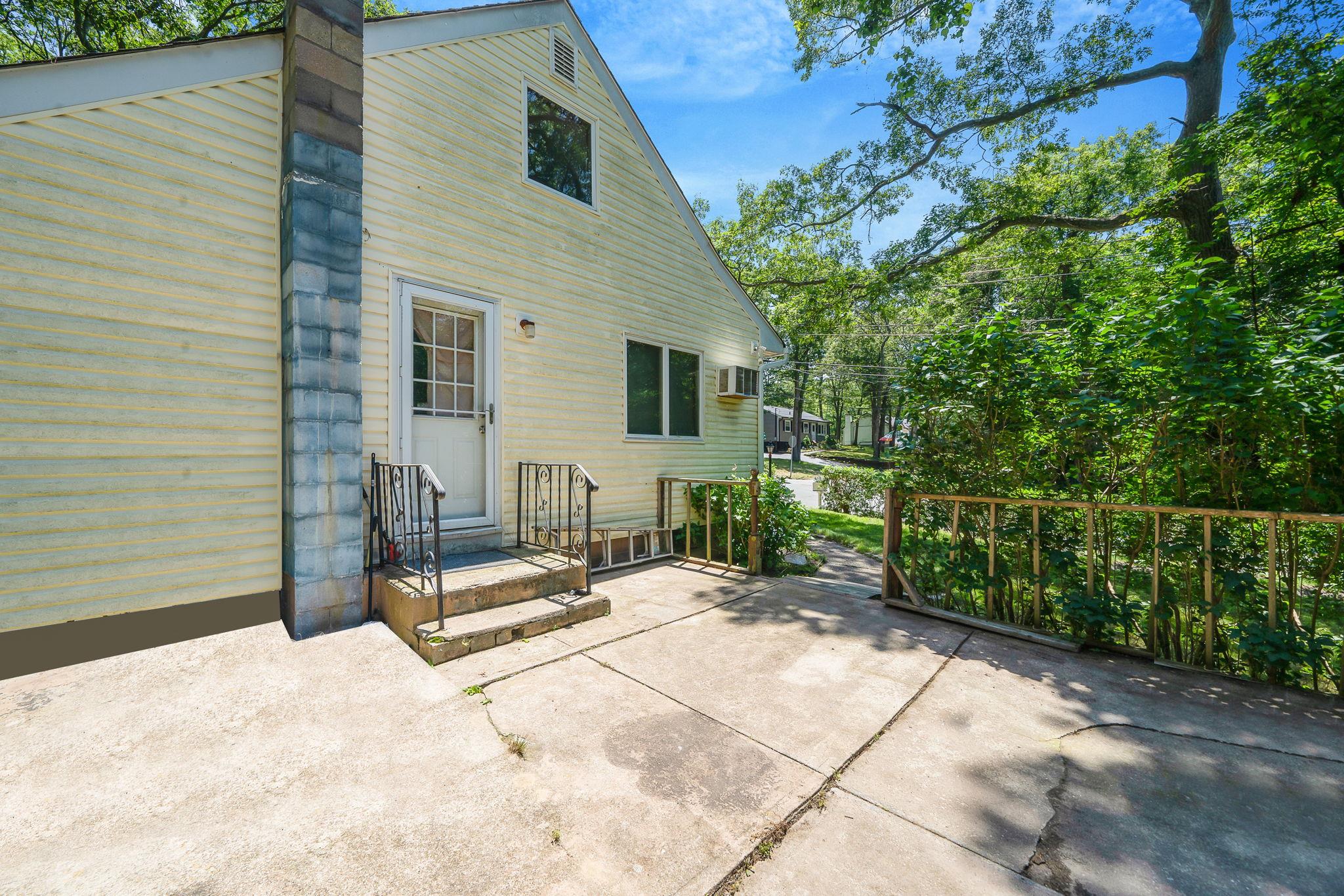 107 Cedar Lane, Medford, NY 11763