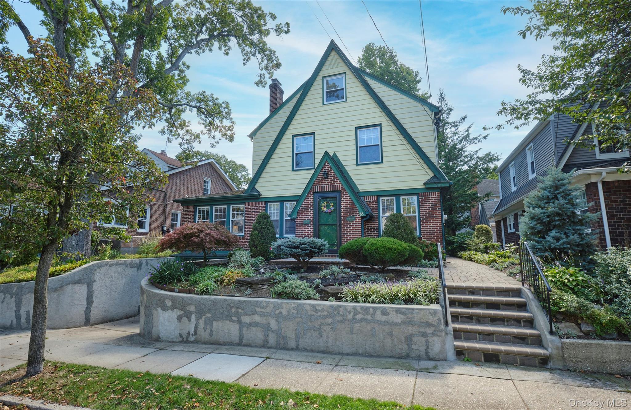 88 Mayfair Avenue, Floral Park, NY 11001