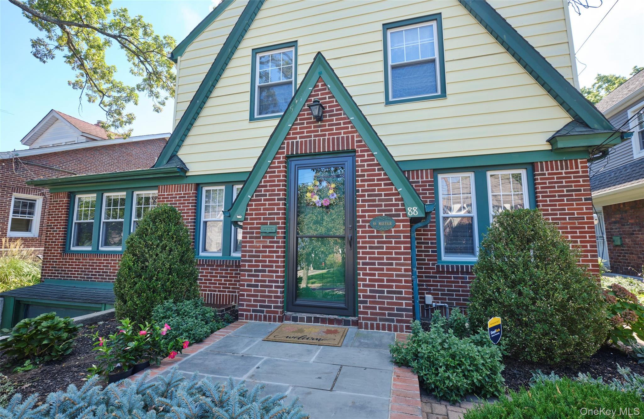 88 Mayfair Avenue, Floral Park, NY 11001