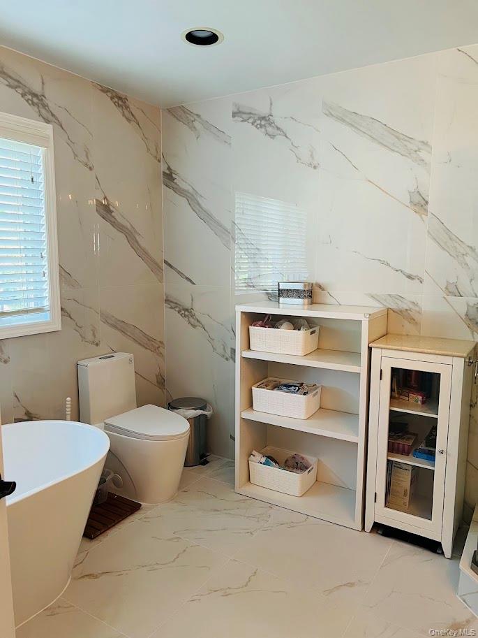 18 Sherwood Lane, Roslyn Heights, NY 11577