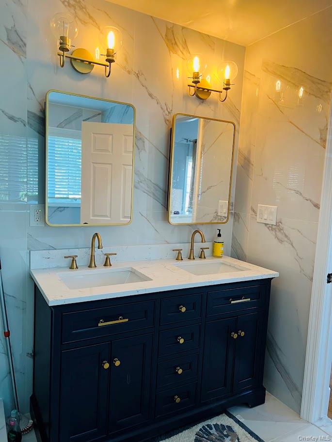 18 Sherwood Lane, Roslyn Heights, NY 11577