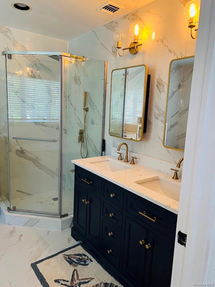 18 Sherwood Lane, Roslyn Heights, NY 11577