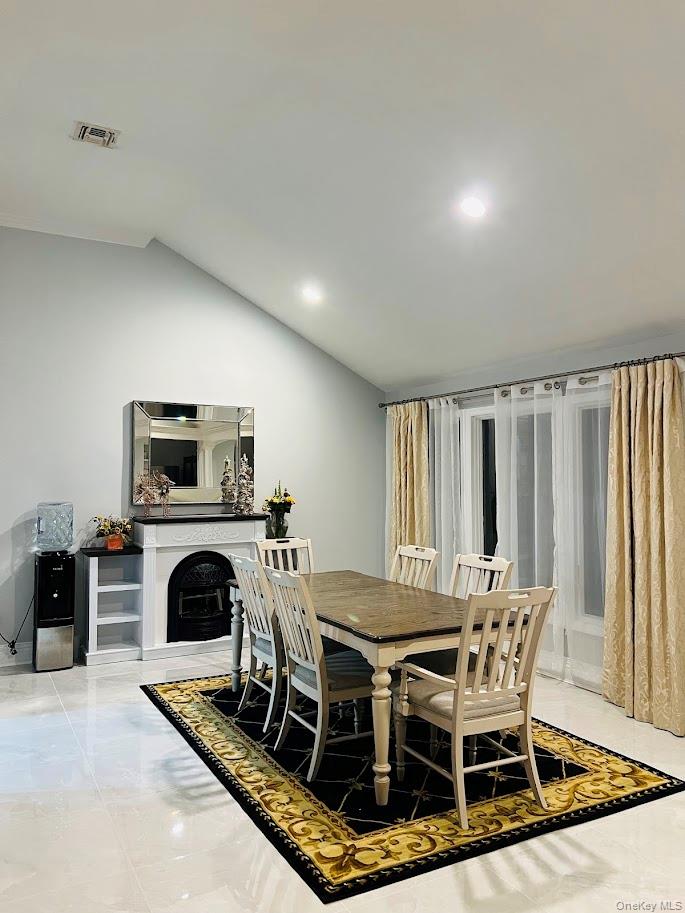 18 Sherwood Lane, Roslyn Heights, NY 11577