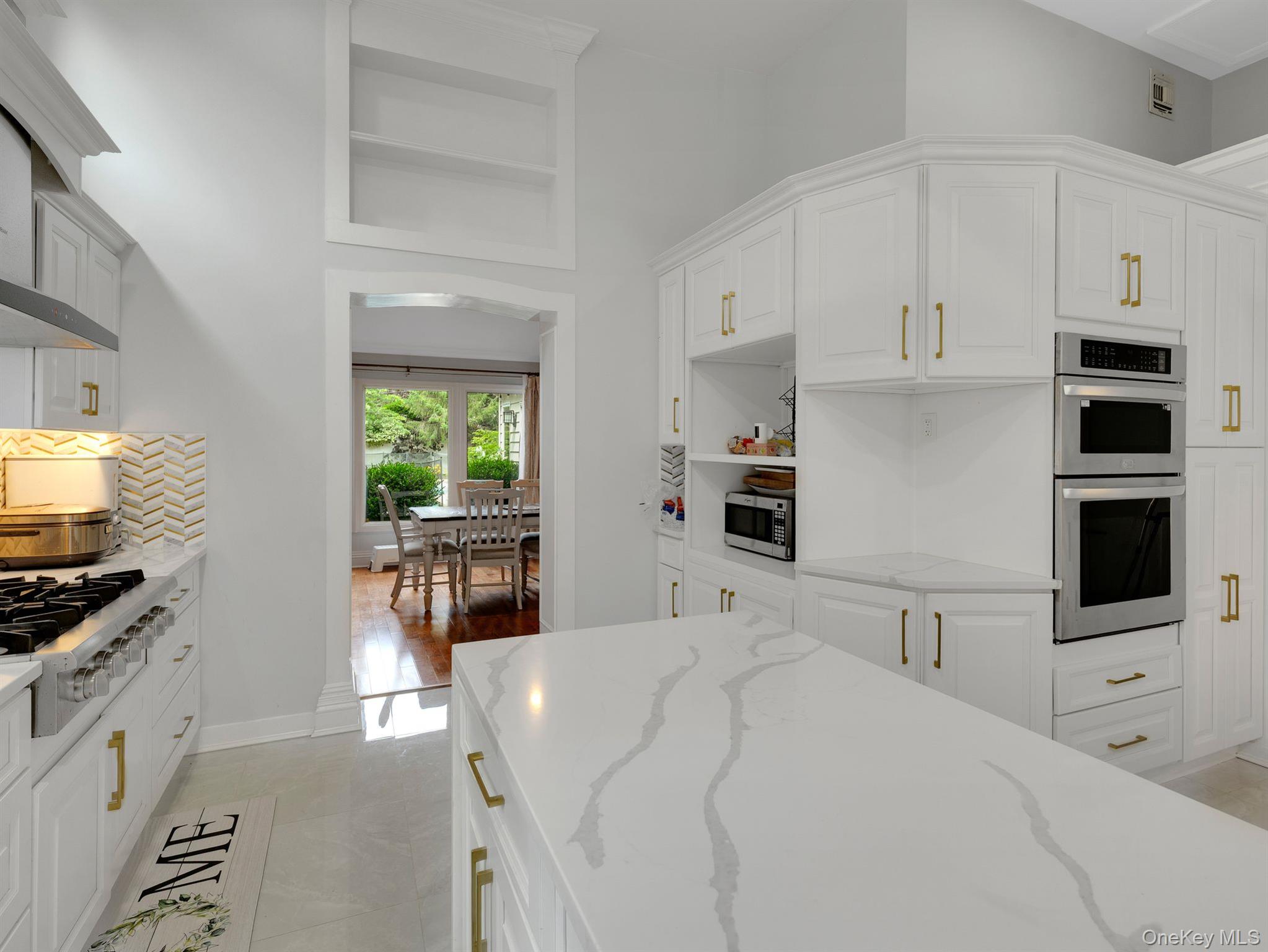 18 Sherwood Lane, Roslyn Heights, NY 11577