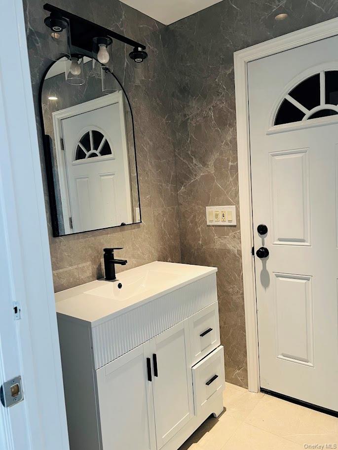 18 Sherwood Lane, Roslyn Heights, NY 11577