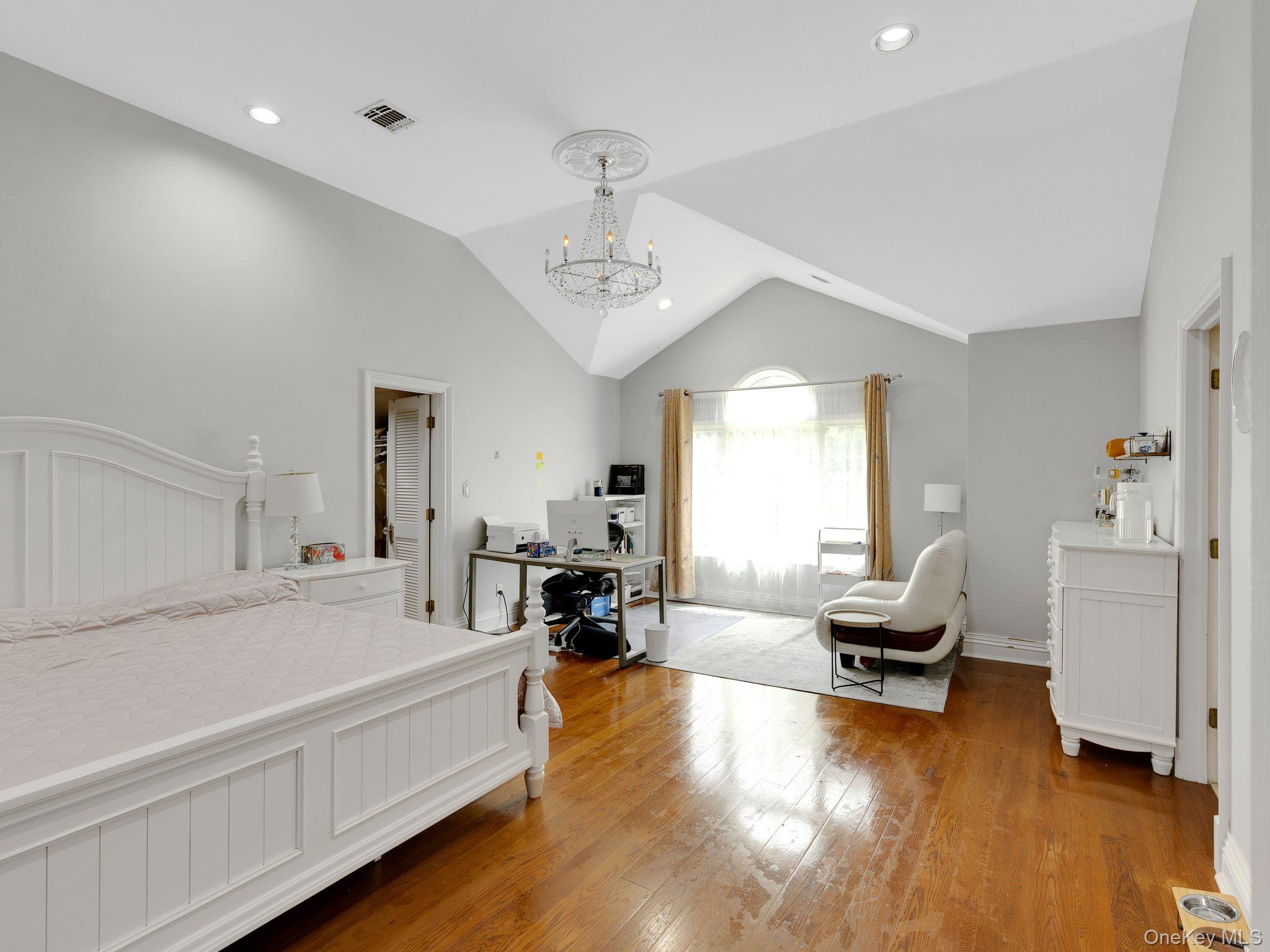 18 Sherwood Lane, Roslyn Heights, NY 11577