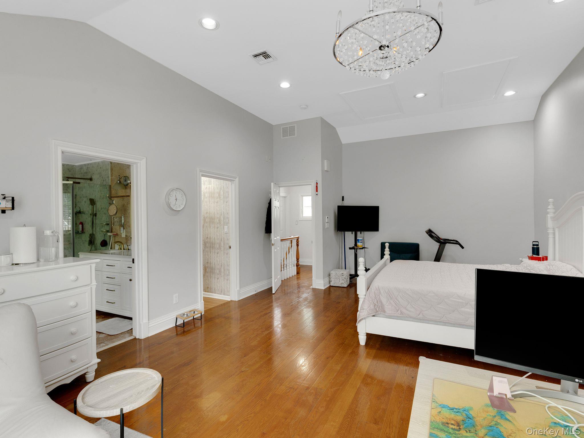 18 Sherwood Lane, Roslyn Heights, NY 11577