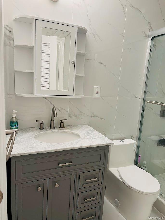 18 Sherwood Lane, Roslyn Heights, NY 11577