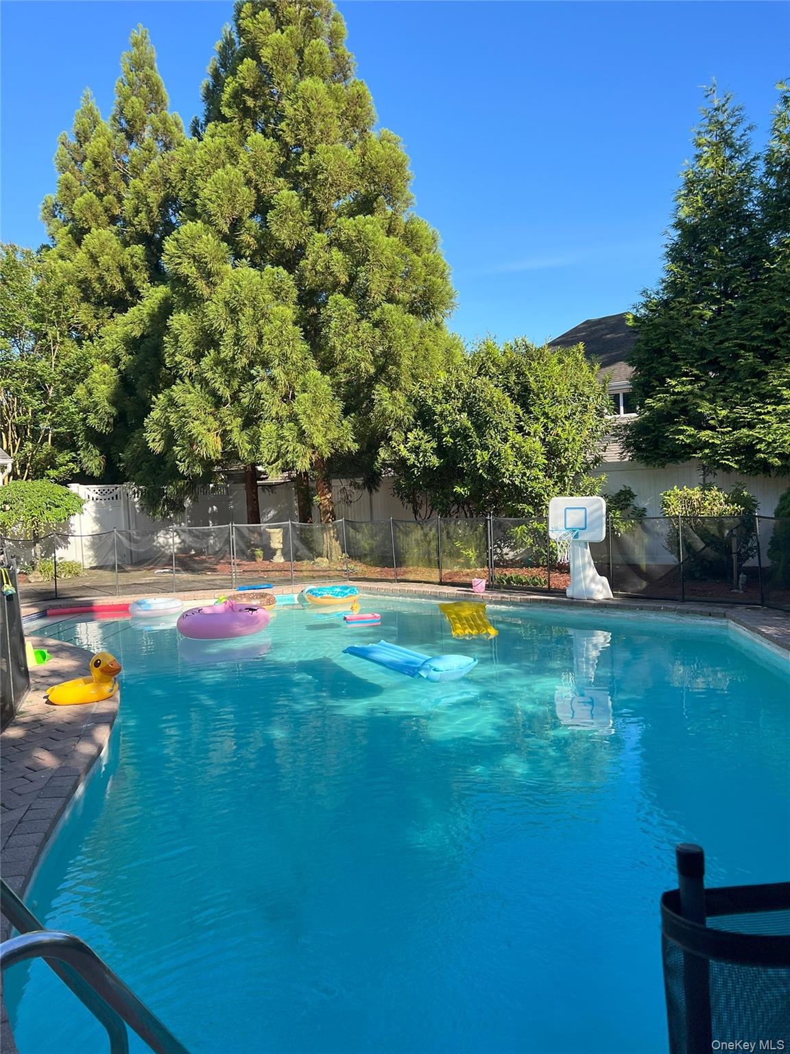 18 Sherwood Lane, Roslyn Heights, NY 11577