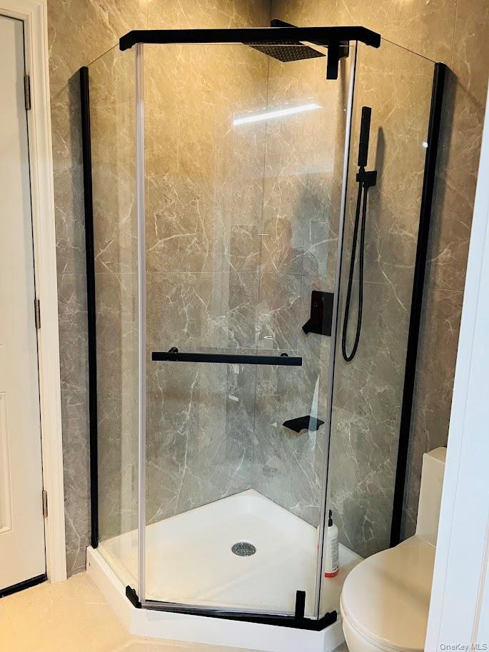 18 Sherwood Lane, Roslyn Heights, NY 11577