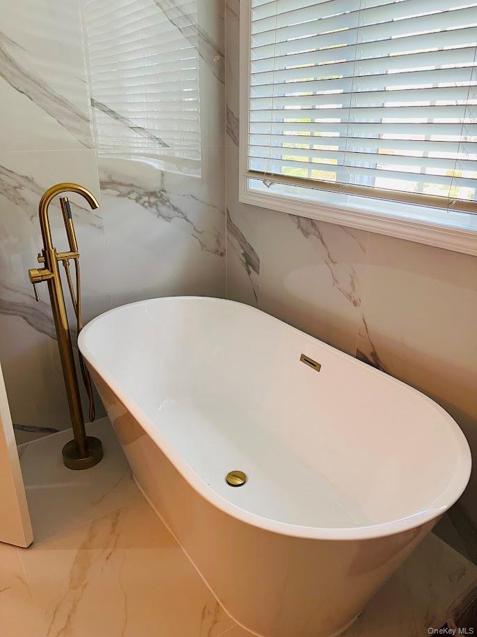 18 Sherwood Lane, Roslyn Heights, NY 11577