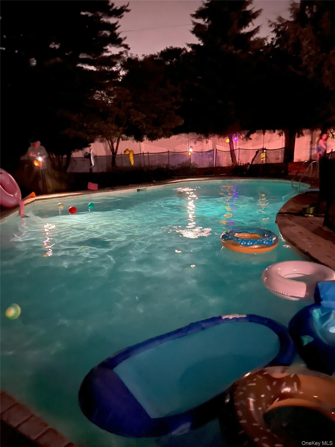 18 Sherwood Lane, Roslyn Heights, NY 11577