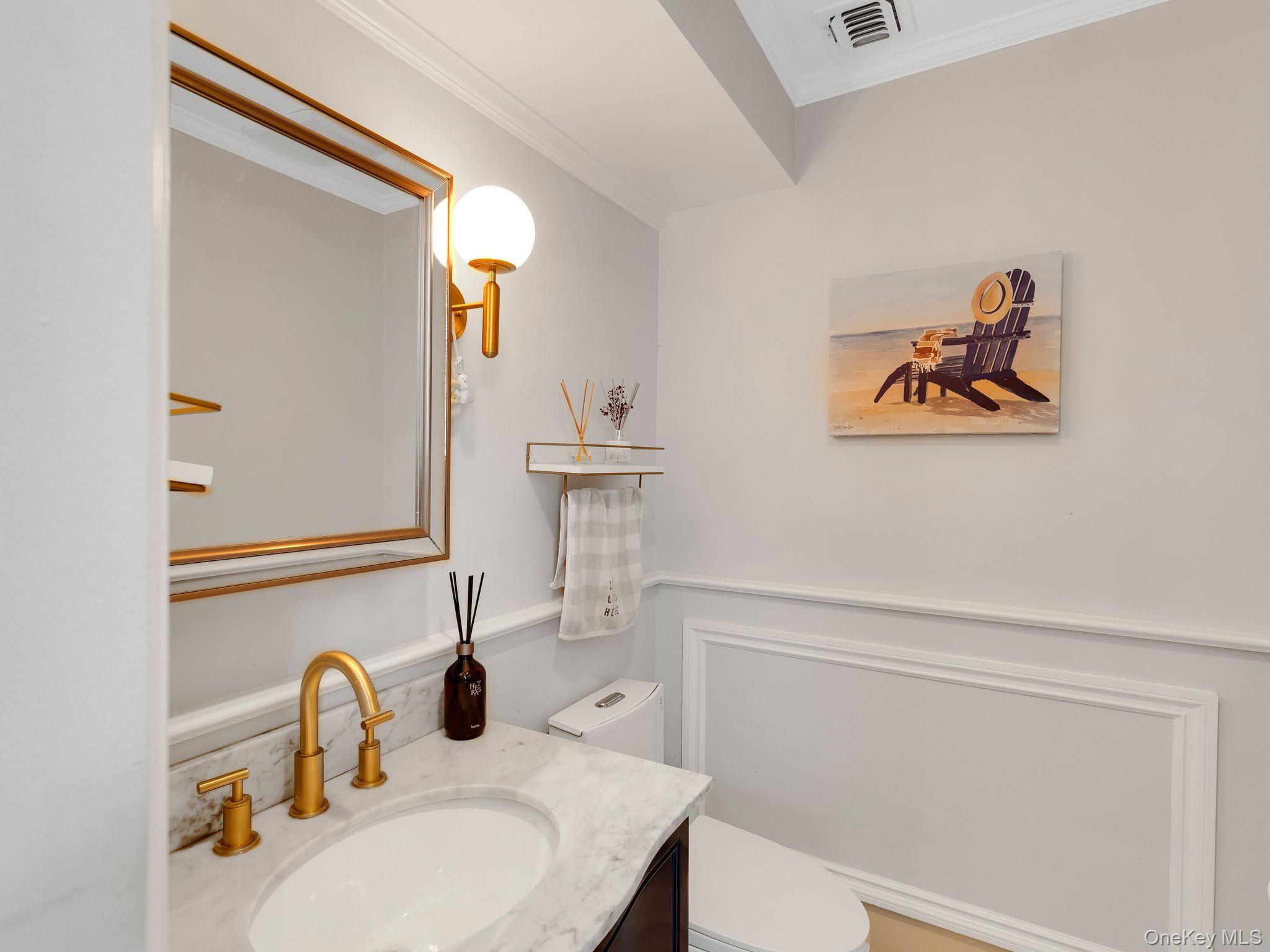 18 Sherwood Lane, Roslyn Heights, NY 11577