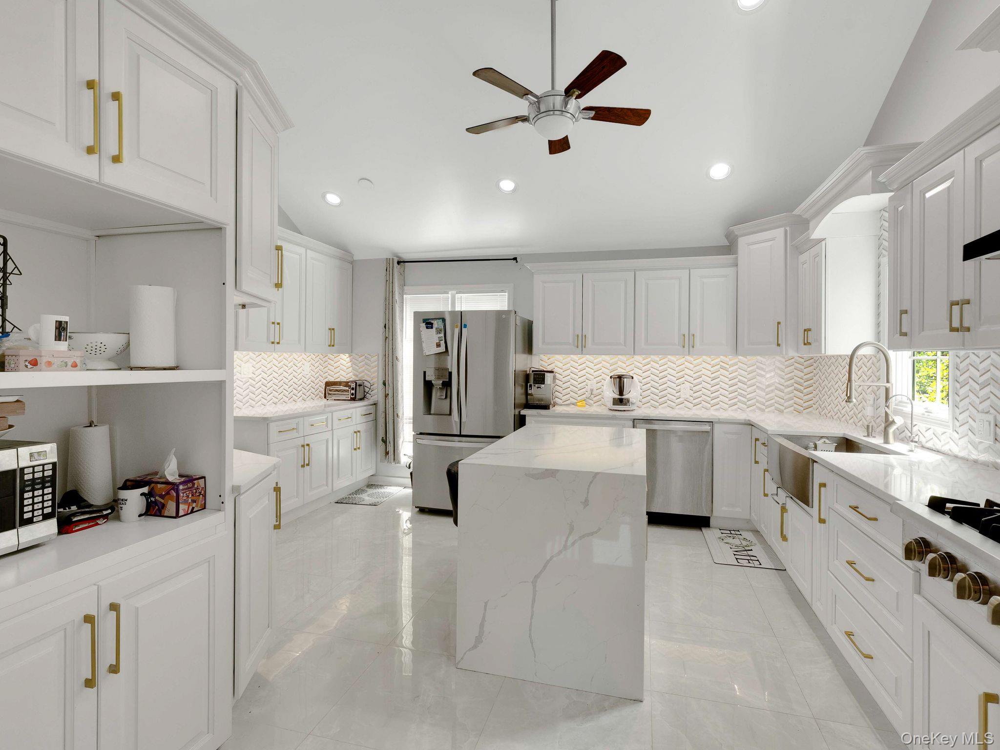 18 Sherwood Lane, Roslyn Heights, NY 11577