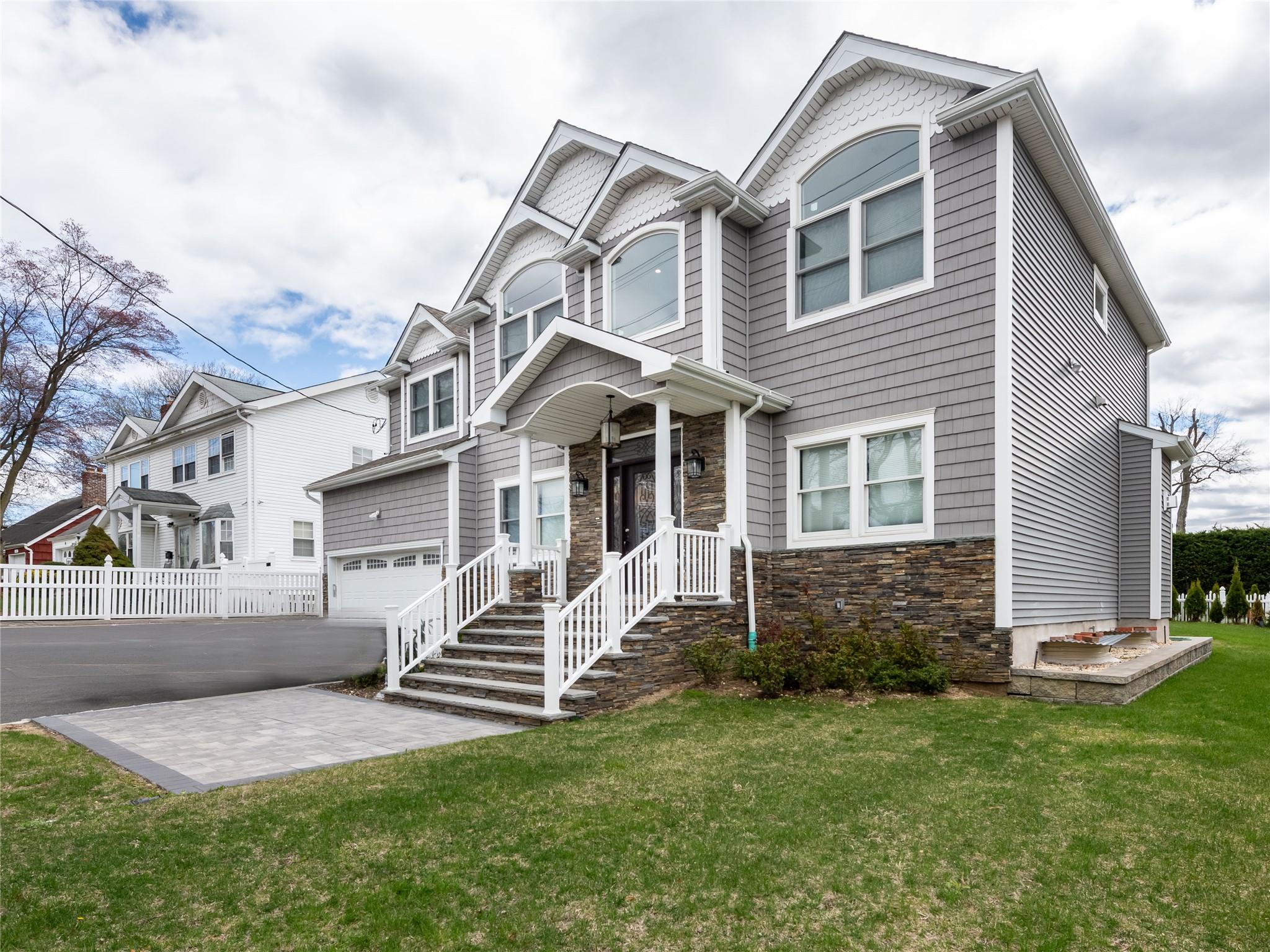 19 Glenwood Road, Glen Head, NY 11545