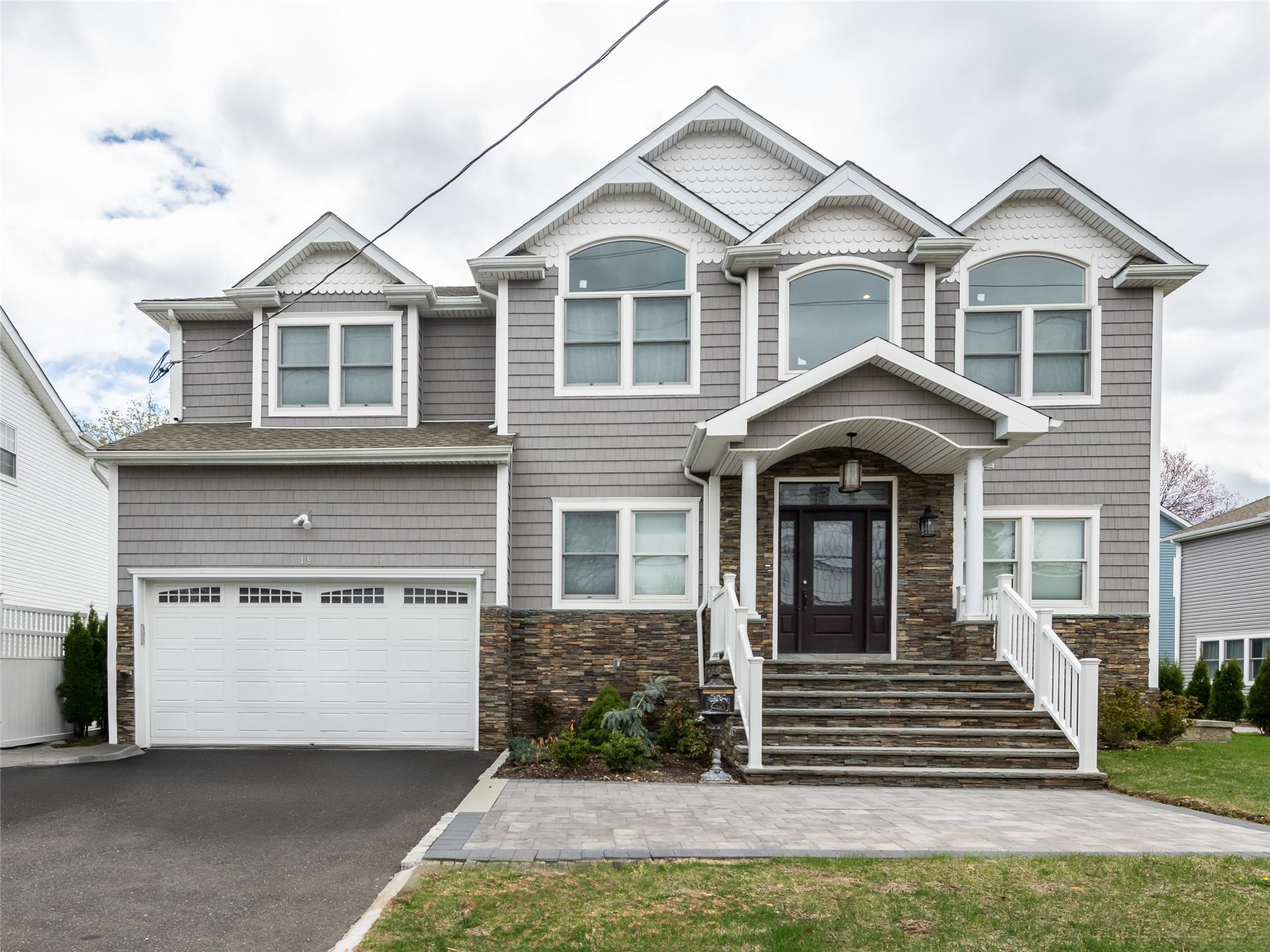 19 Glenwood Road, Glen Head, NY 11545