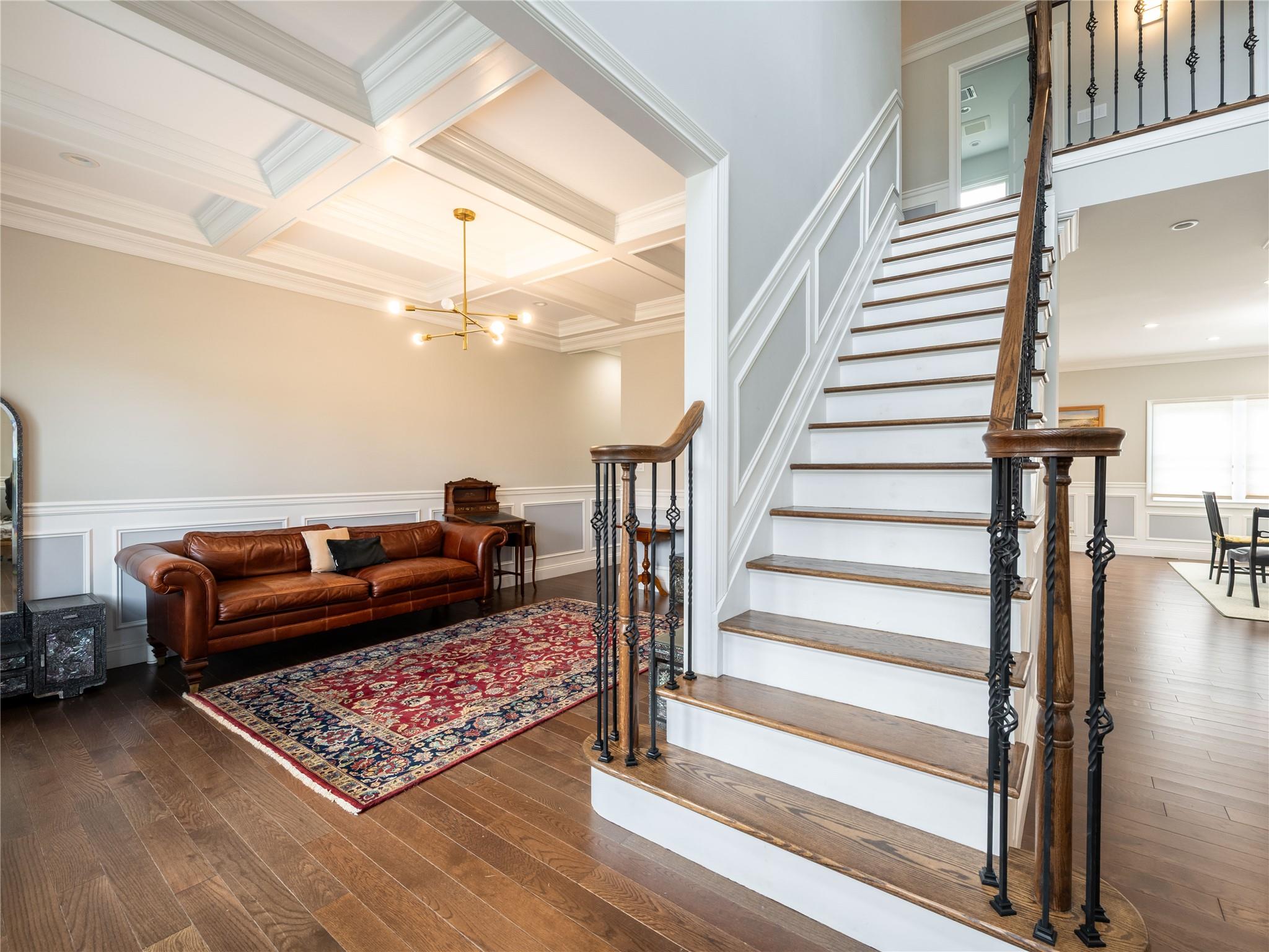 19 Glenwood Road, Glen Head, NY 11545