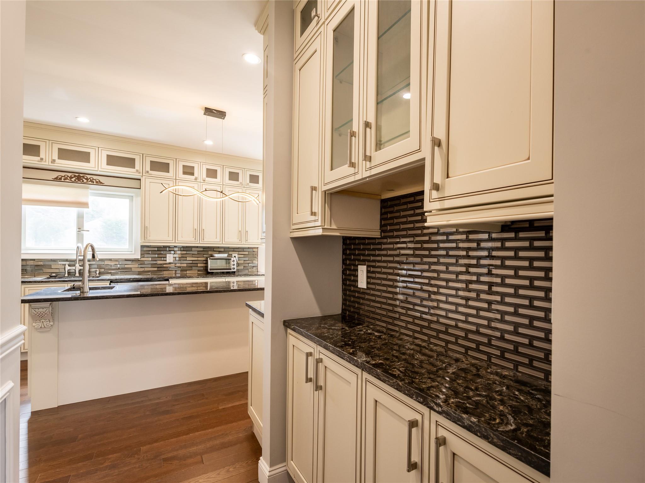 19 Glenwood Road, Glen Head, NY 11545