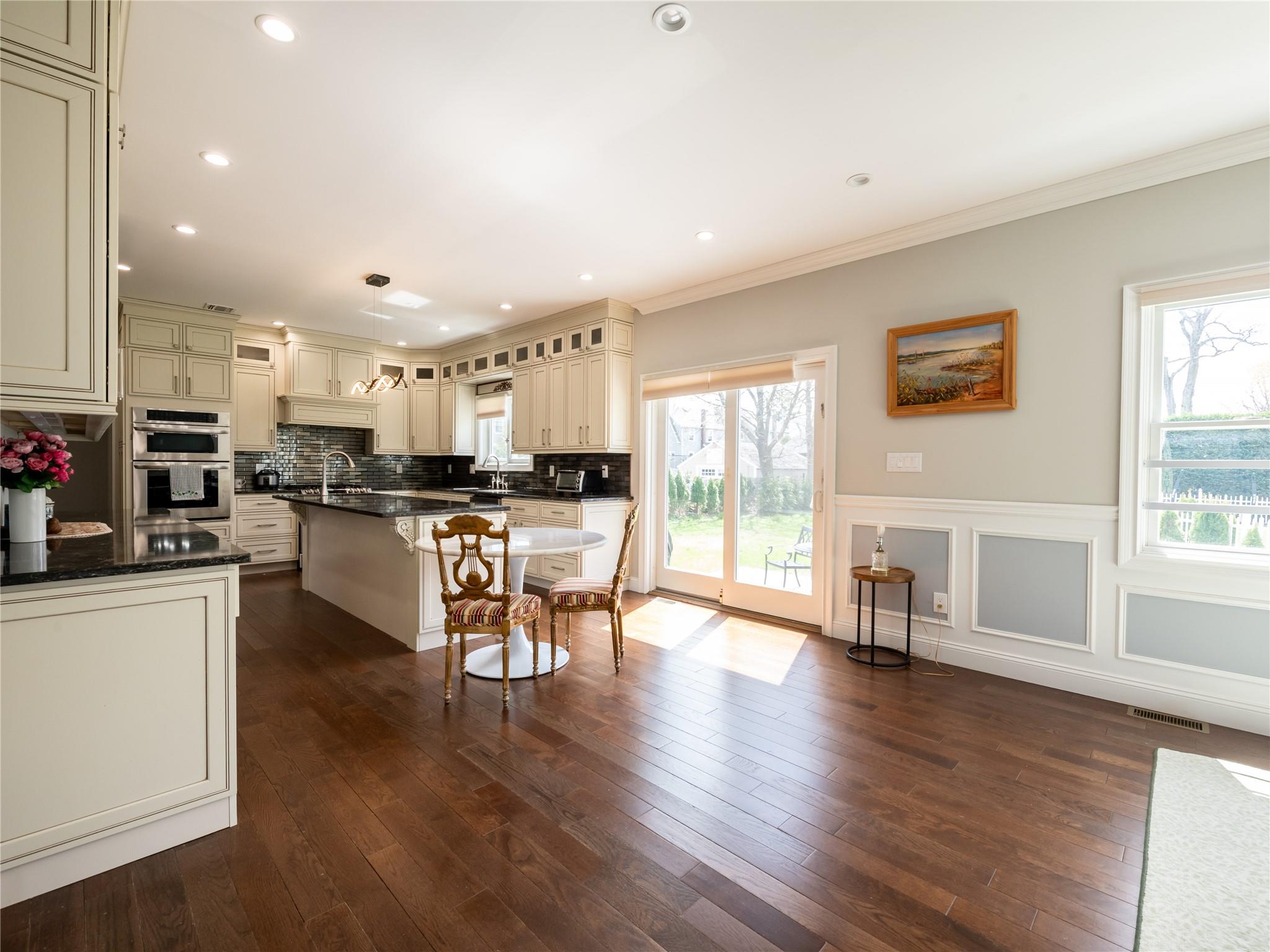 19 Glenwood Road, Glen Head, NY 11545