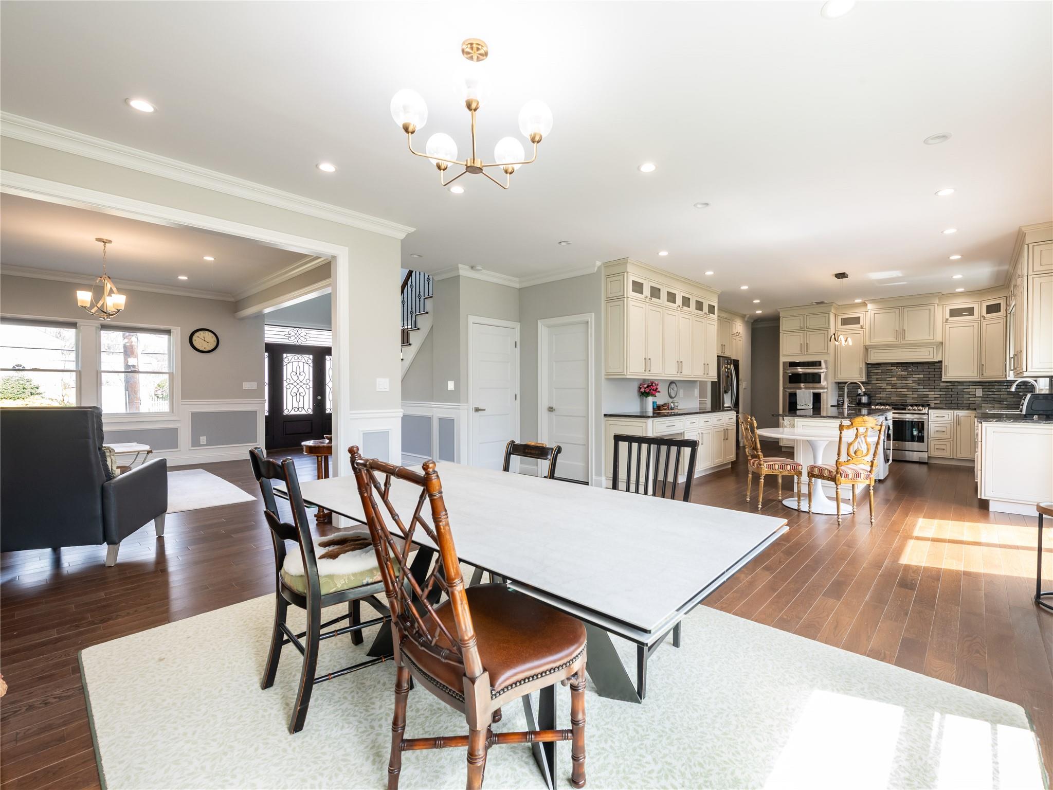 19 Glenwood Road, Glen Head, NY 11545