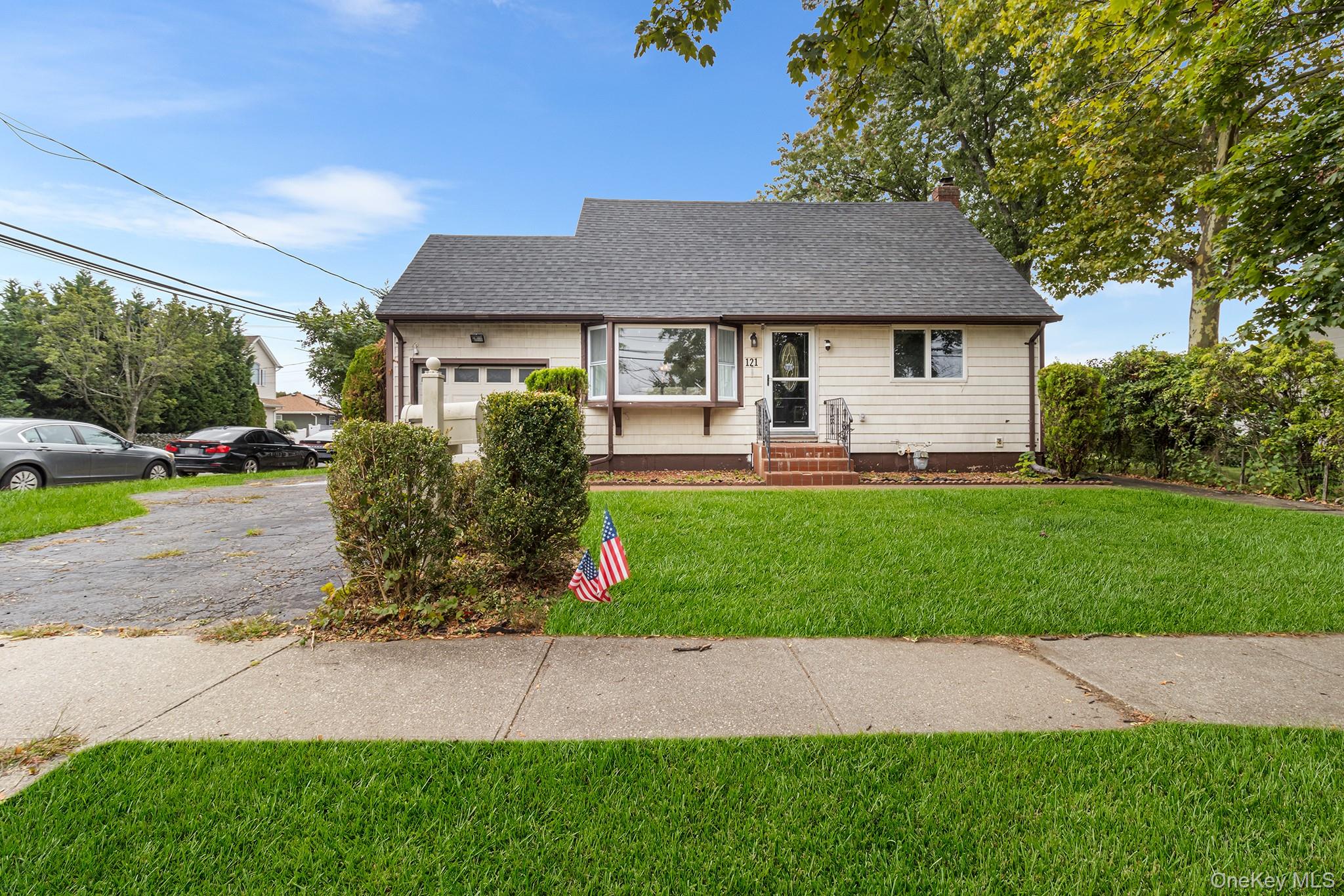 121 Thomas Avenue, Bethpage, NY 11714