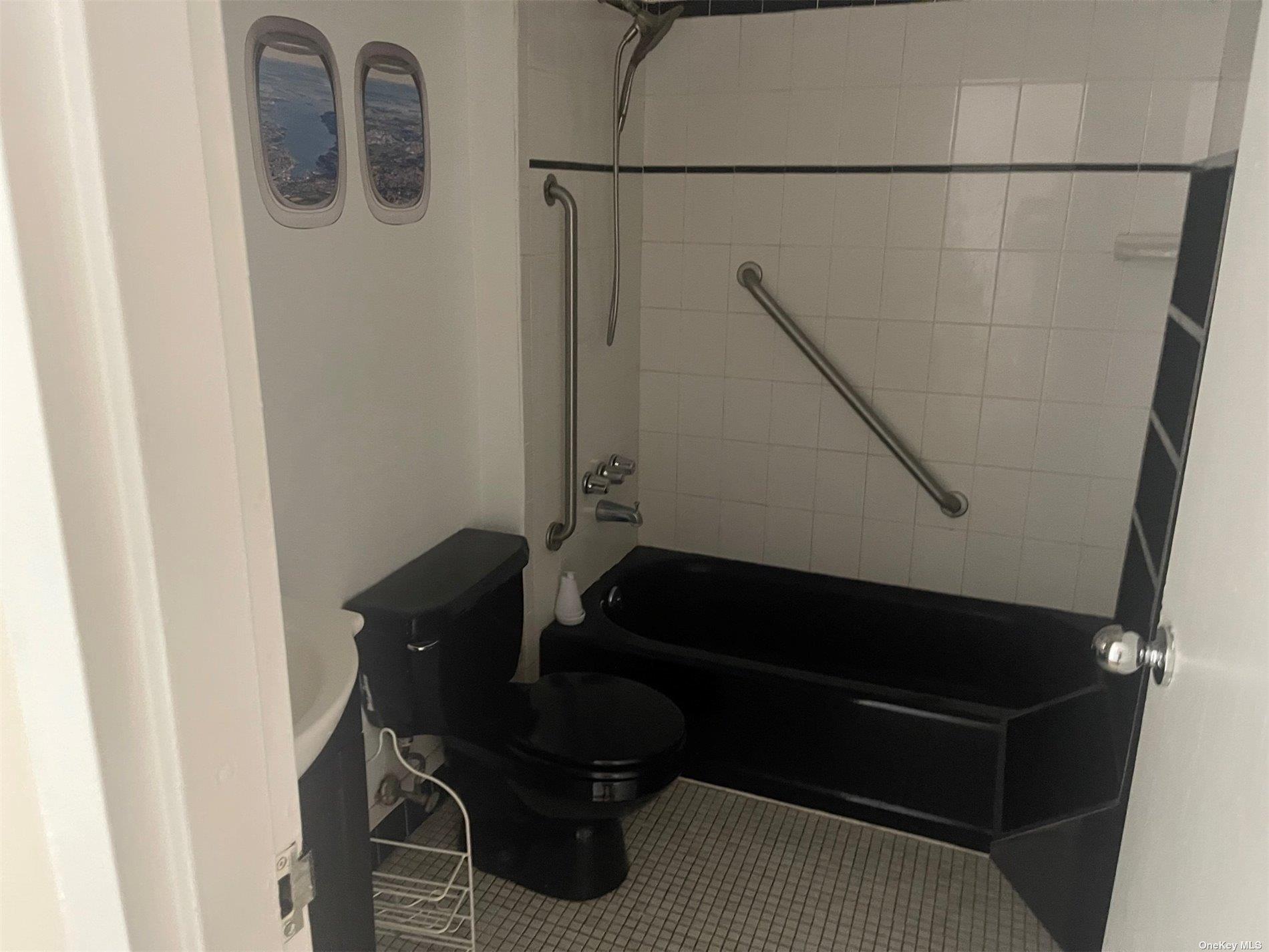 530 Hudson Avenue # B4, Cedarhurst, NY 11516