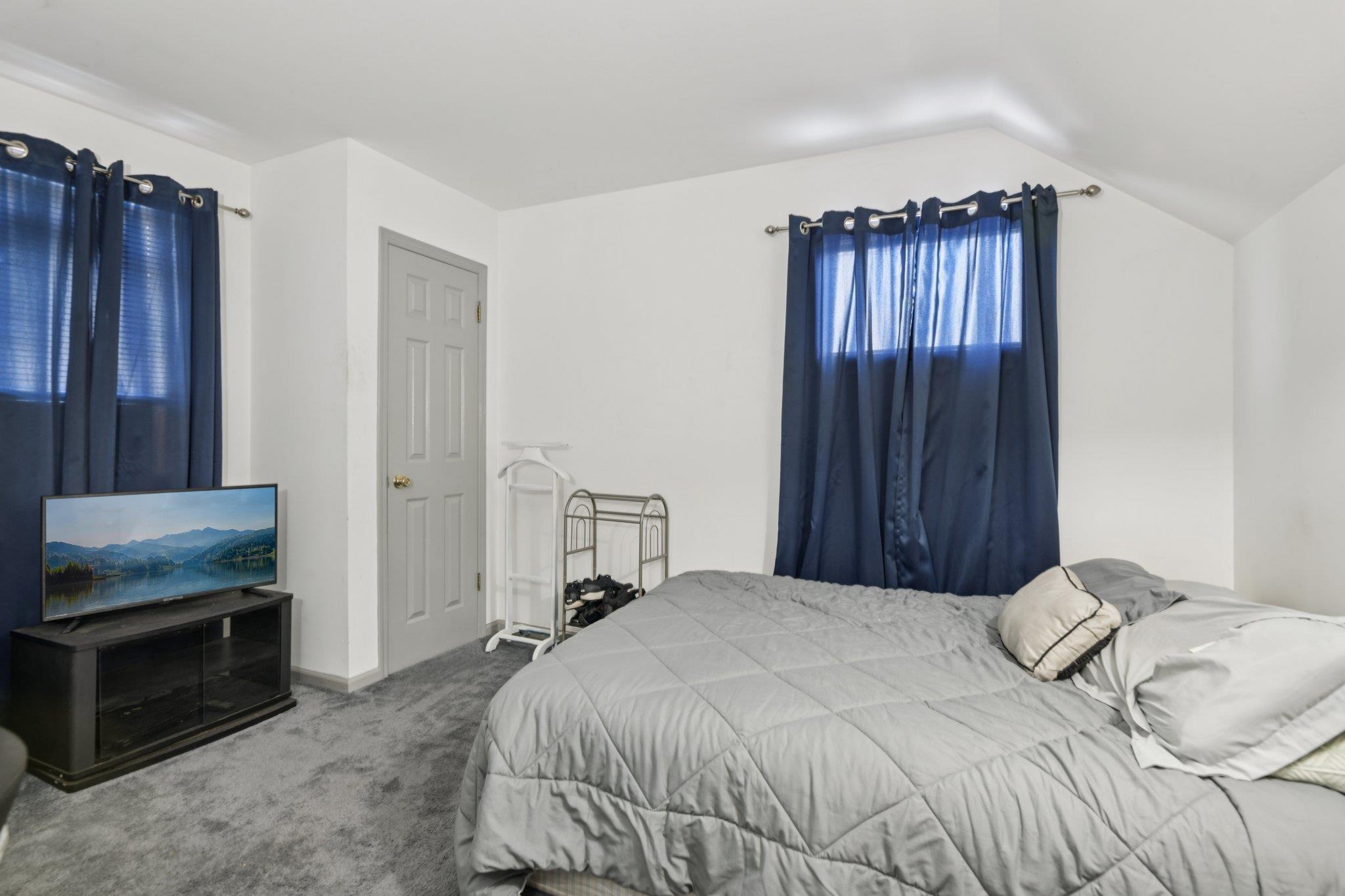 19 Sherwood Court, Ronkonkoma, NY 11779