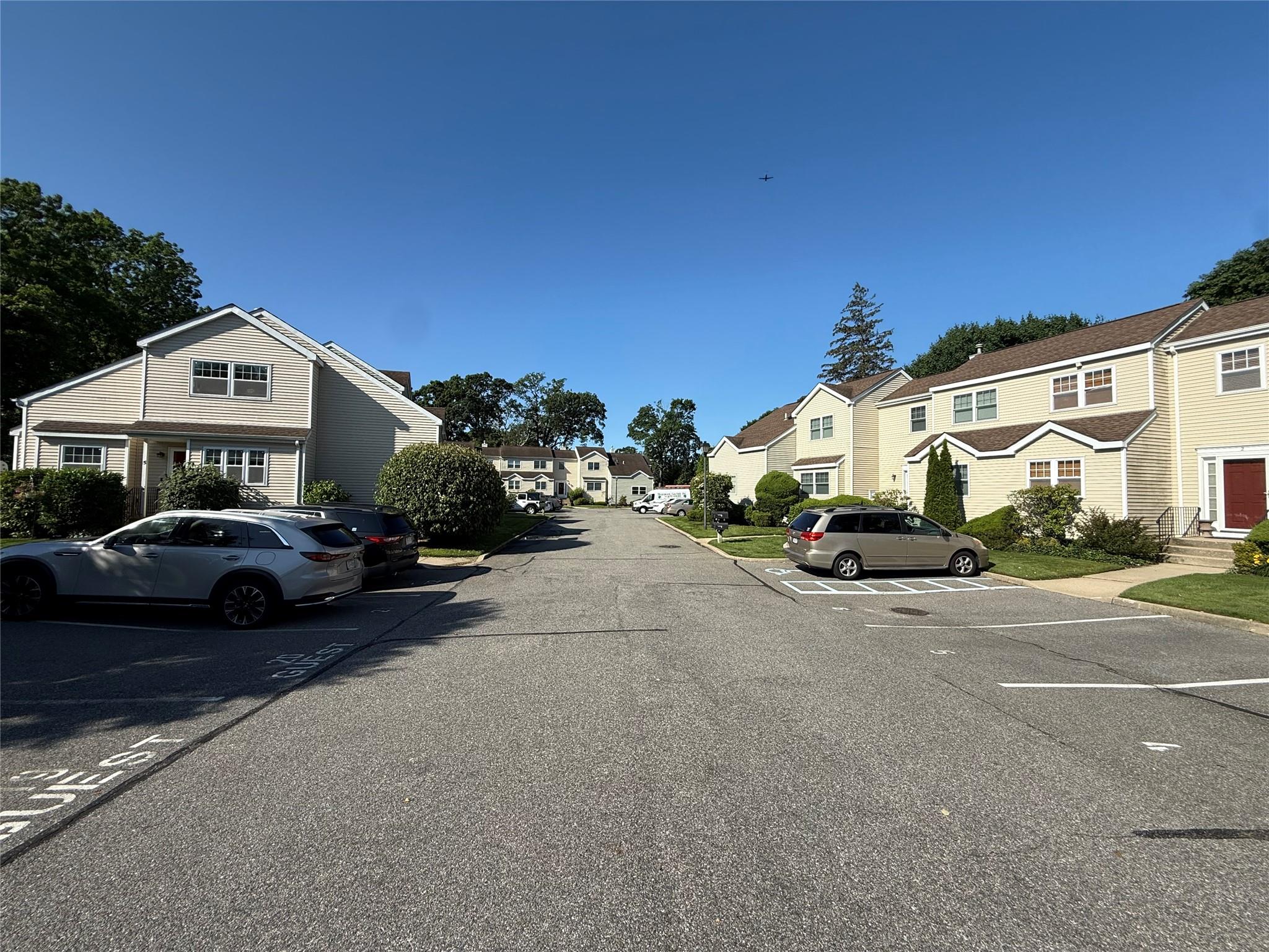 5 Petersen Court # 5, West Babylon, NY 11704