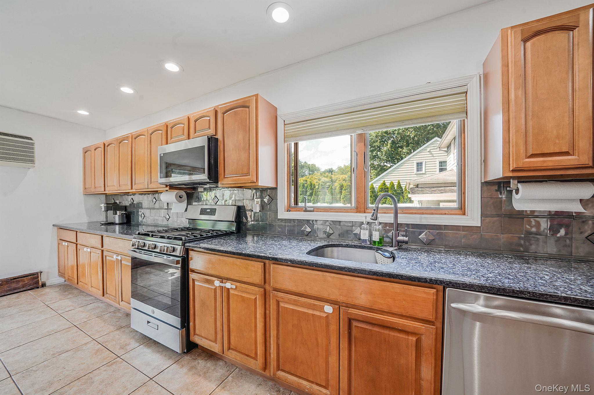 17 Aberdeen Street, Malverne, NY 11565