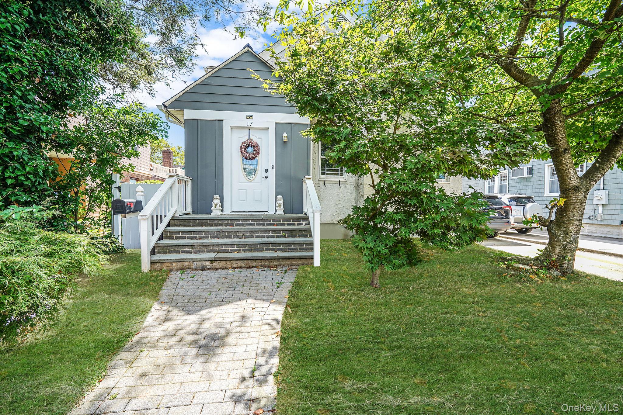 17 Aberdeen Street, Malverne, NY 11565