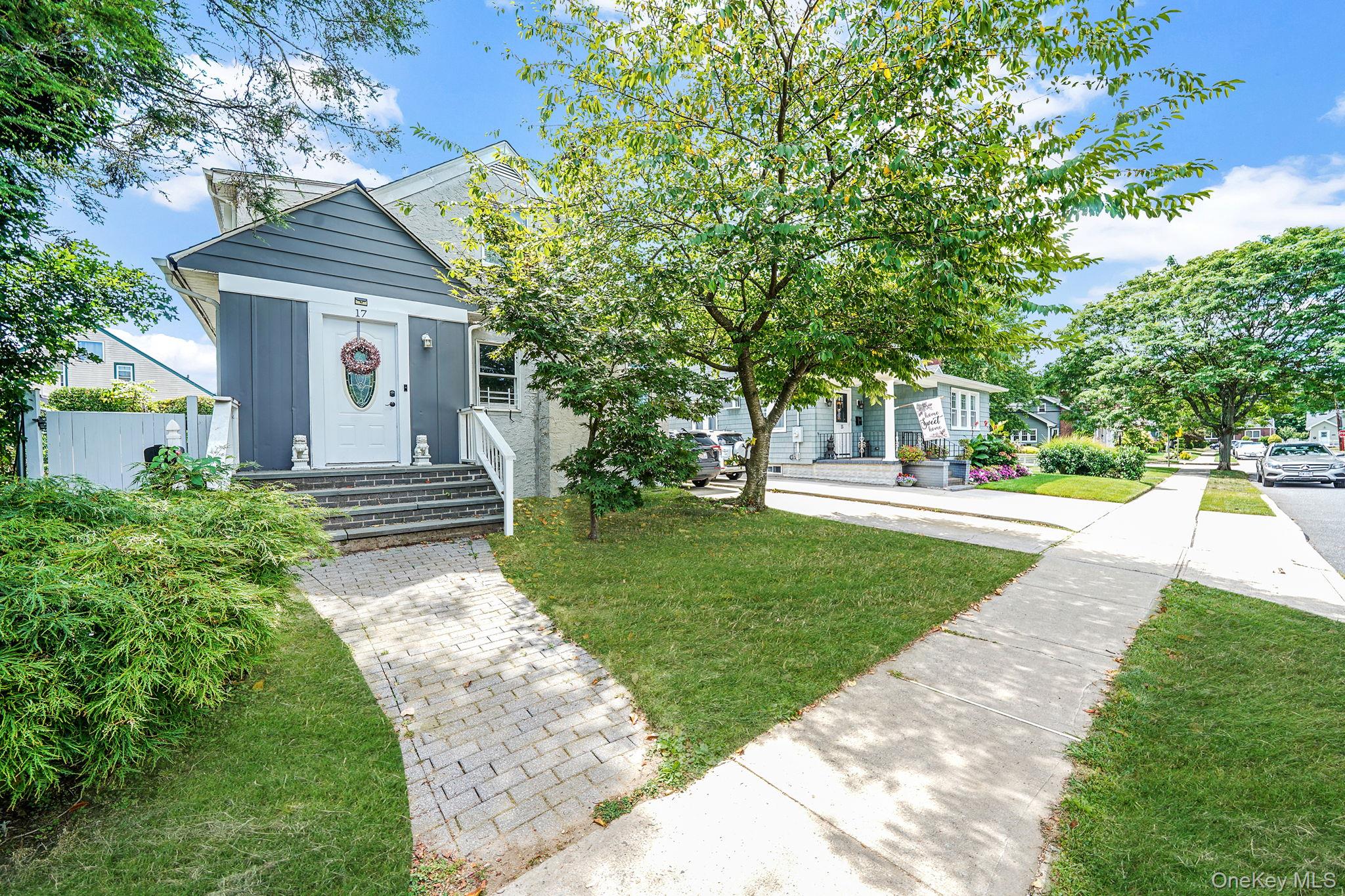 17 Aberdeen Street, Malverne, NY 11565