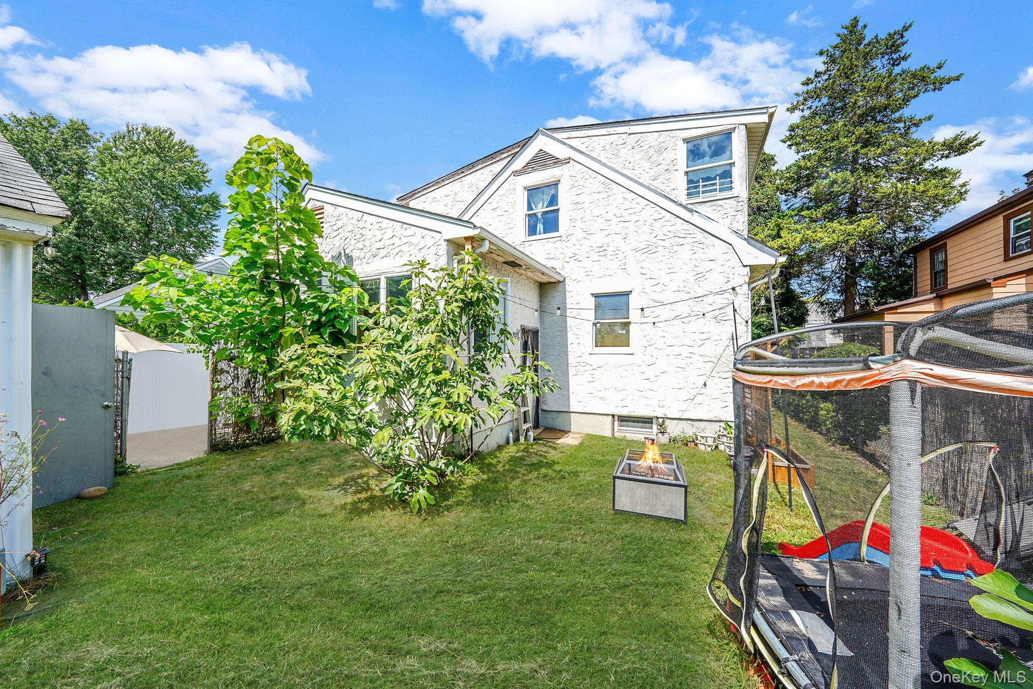 17 Aberdeen Street, Malverne, NY 11565