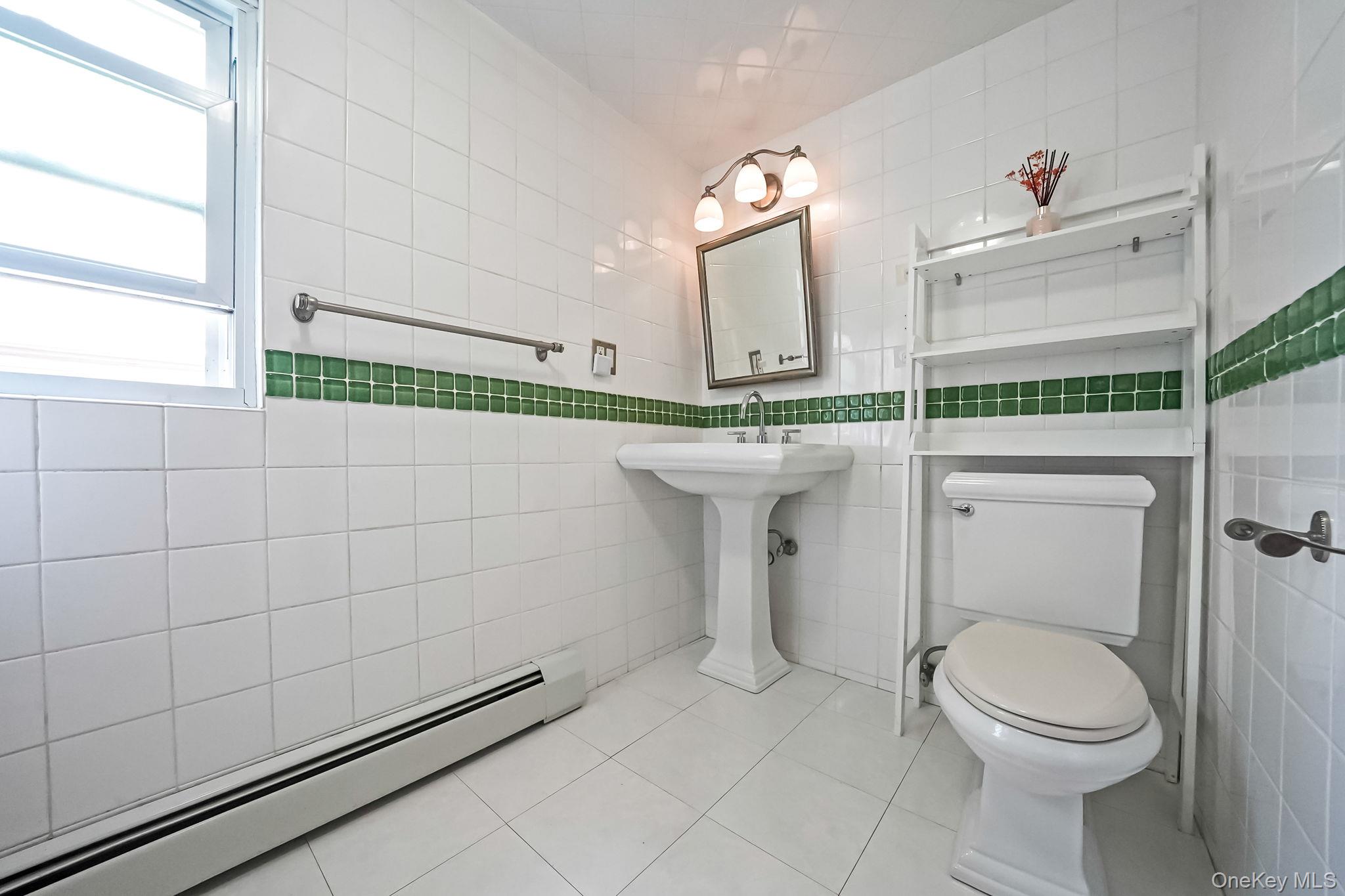 17 Aberdeen Street, Malverne, NY 11565