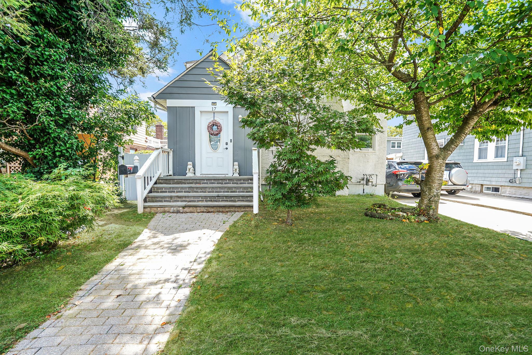 17 Aberdeen Street, Malverne, NY 11565