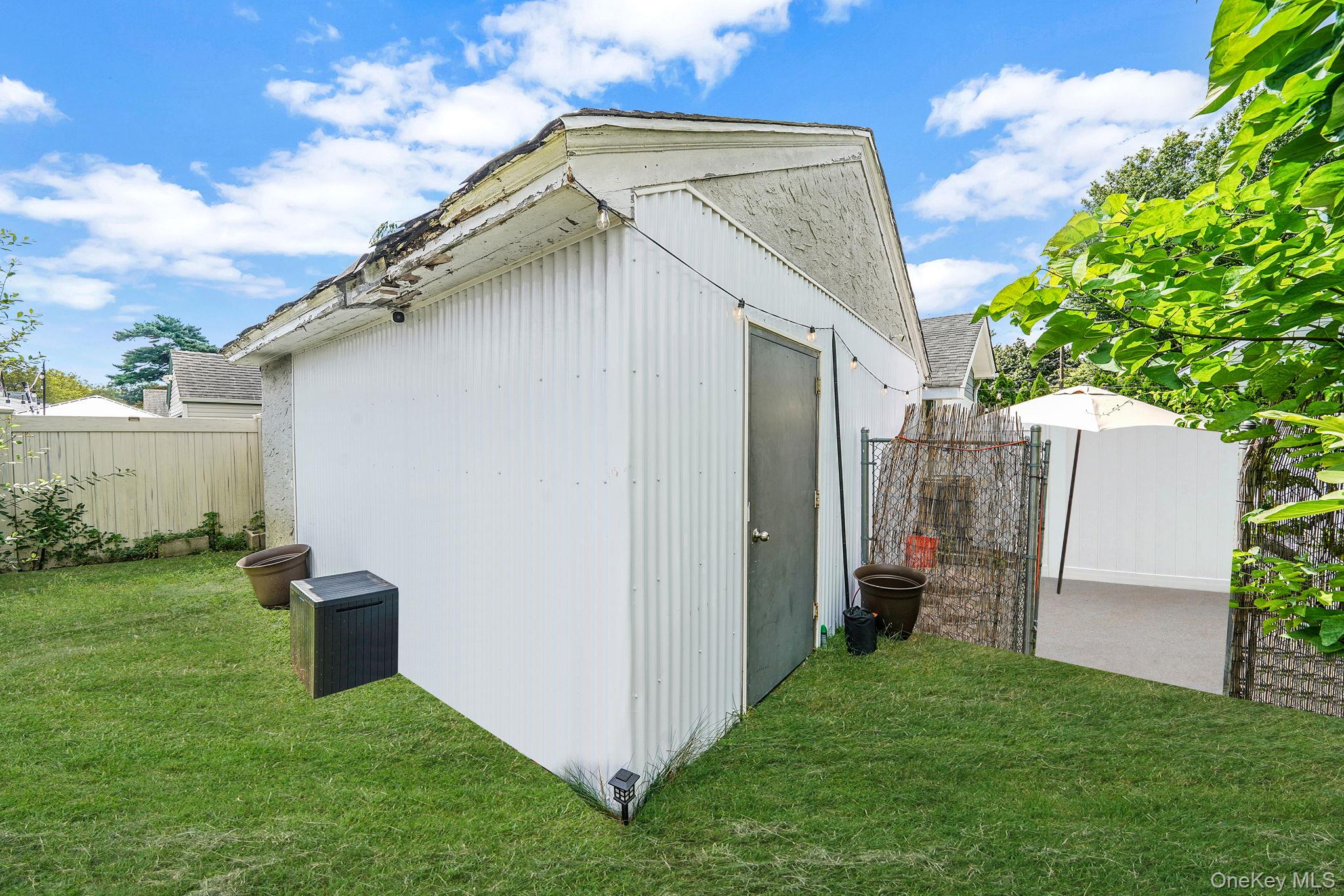 17 Aberdeen Street, Malverne, NY 11565