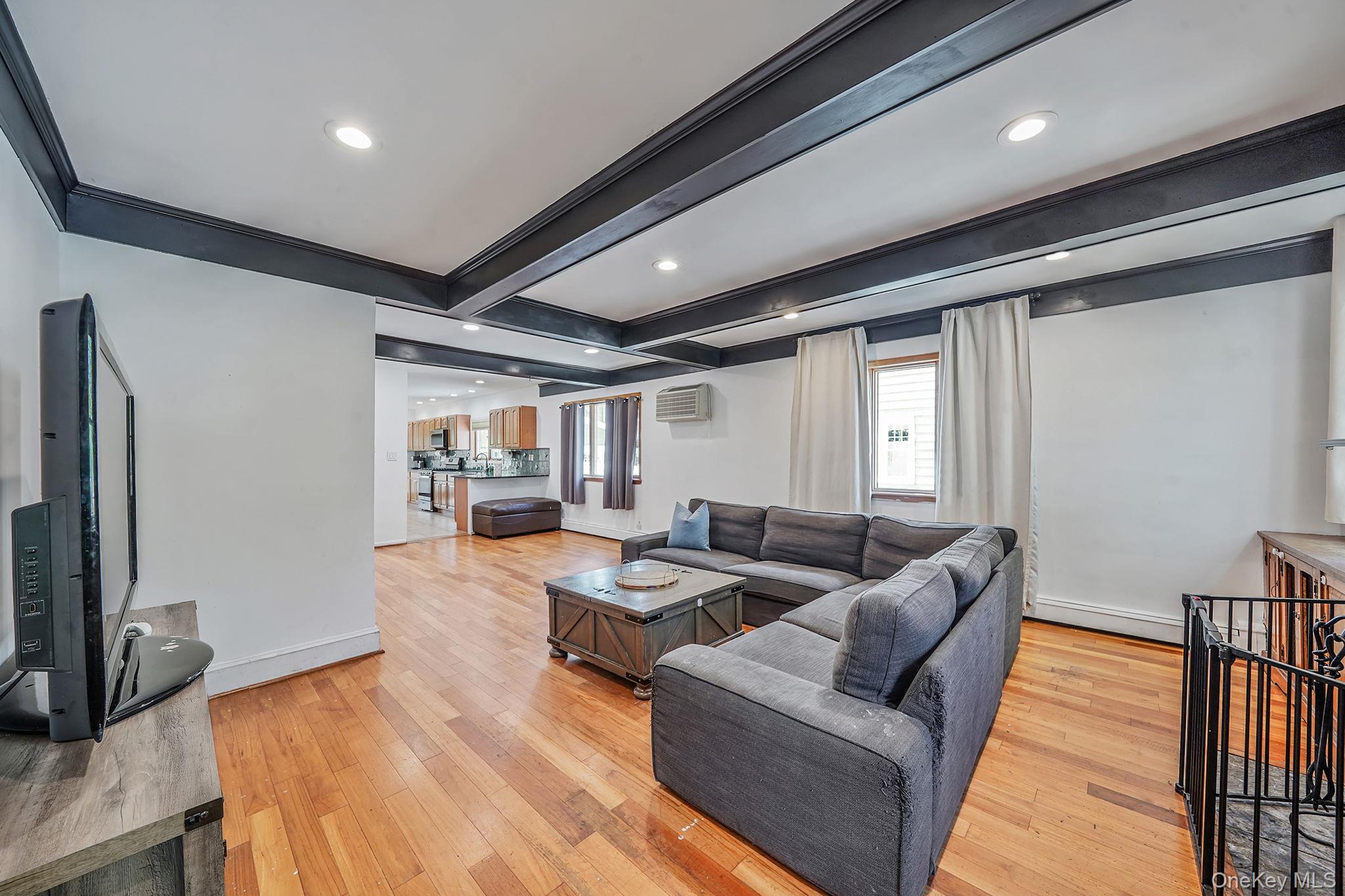 17 Aberdeen Street, Malverne, NY 11565