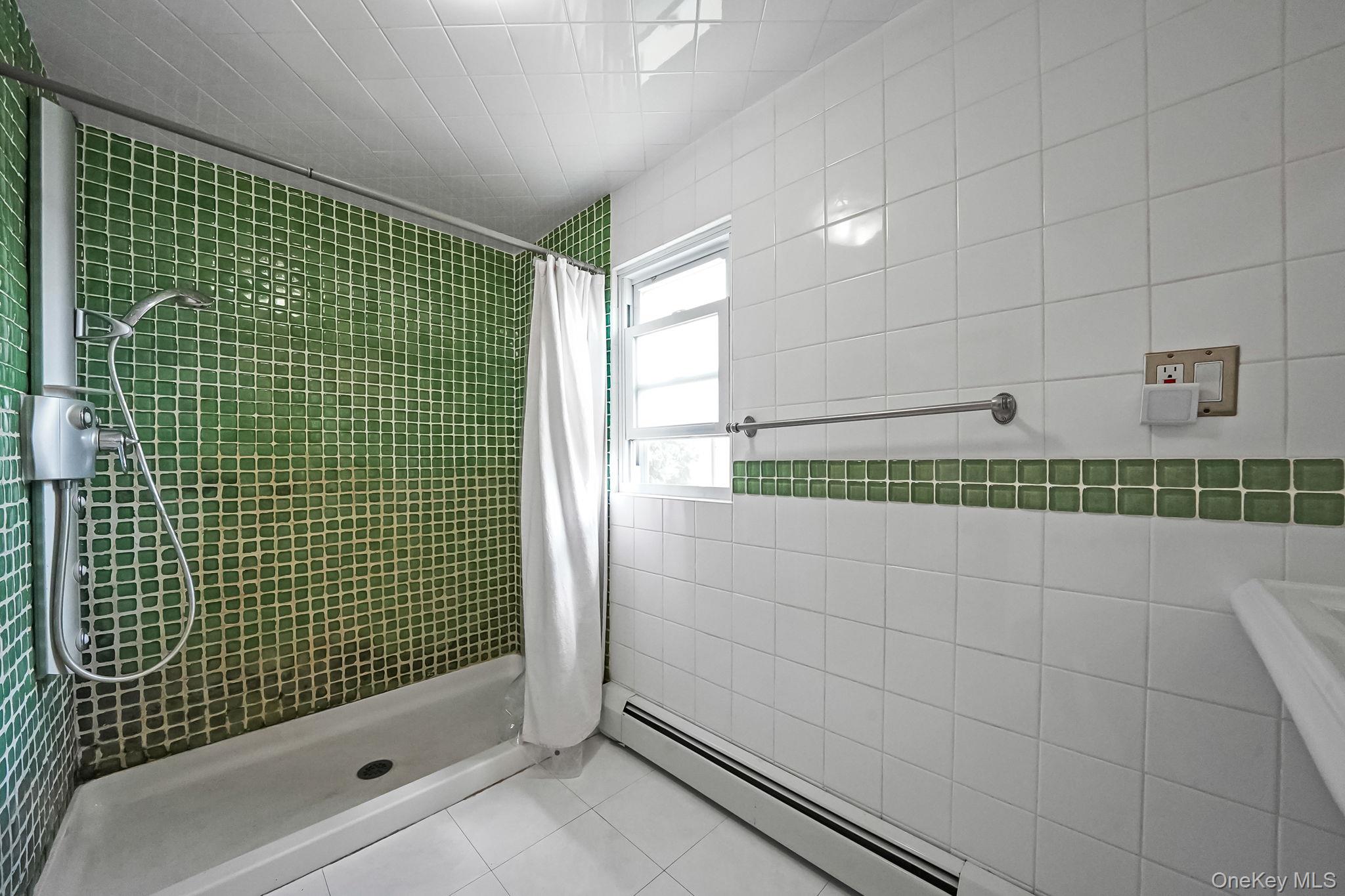 17 Aberdeen Street, Malverne, NY 11565