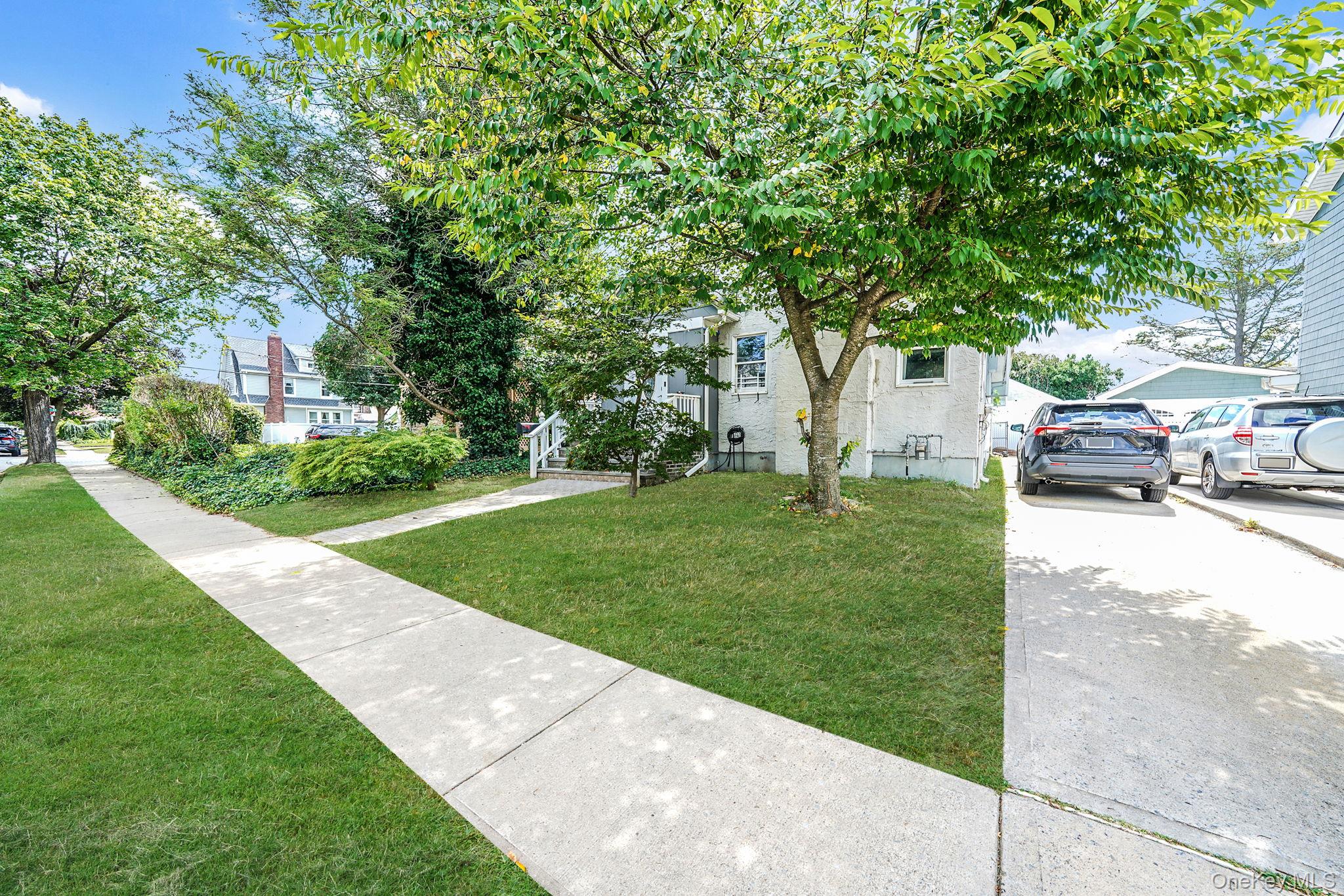 17 Aberdeen Street, Malverne, NY 11565