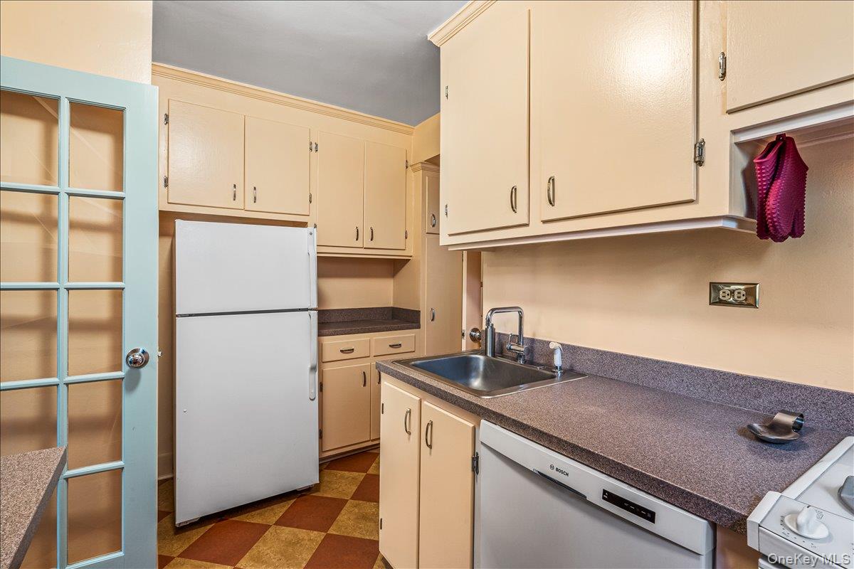 139-15 83 Avenue # 520, Briarwood, NY 11435